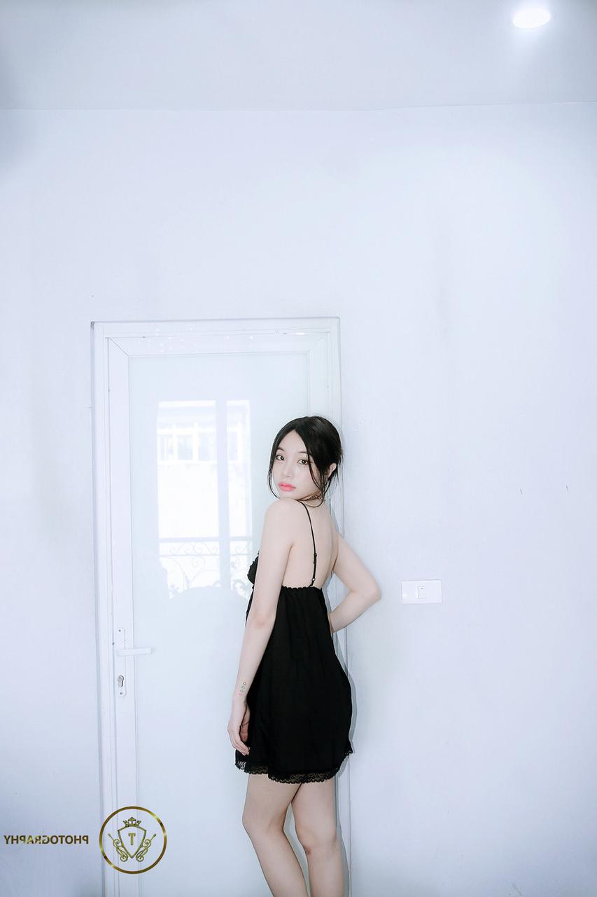 20P Une jolie asiatique montre son gros cul tout en se taquinant dans une robe noire sexy.