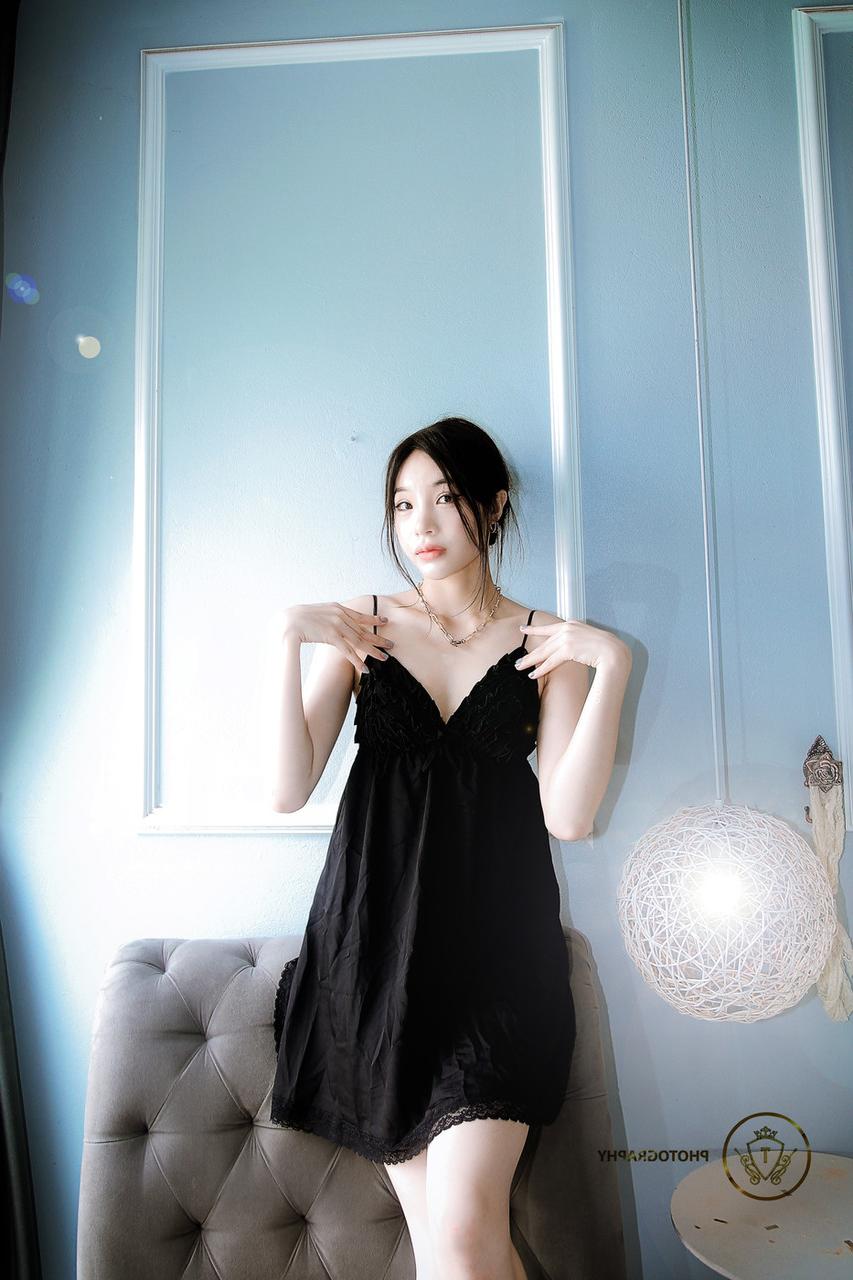 20P Une jolie asiatique montre son gros cul tout en se taquinant dans une robe noire sexy.