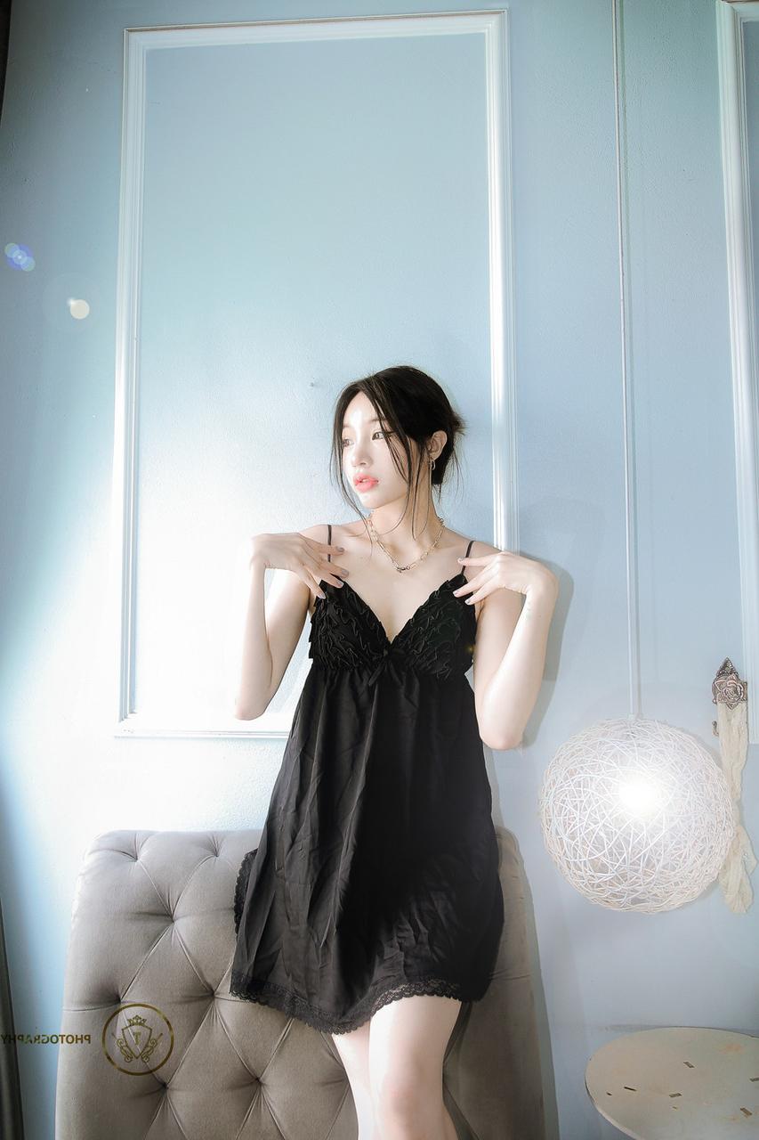 20P Une jolie asiatique montre son gros cul tout en se taquinant dans une robe noire sexy.