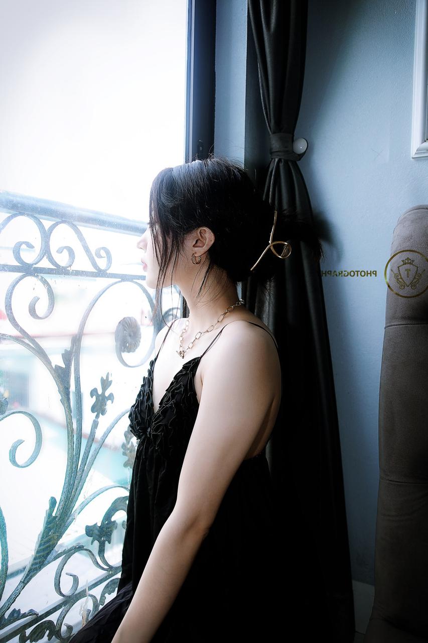 20P Une jolie asiatique montre son gros cul tout en se taquinant dans une robe noire sexy.