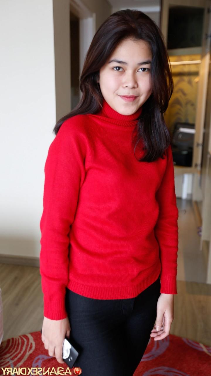 20P La beauté chinoise Melinda profite d'une baise missionnaire et en levrette avec un inconnu.
