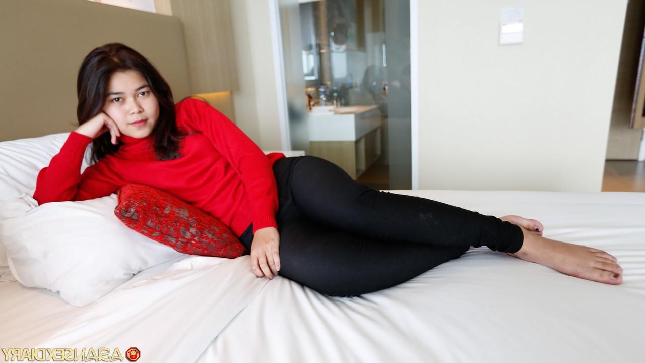 20P La beauté chinoise Melinda profite d'une baise missionnaire et en levrette avec un inconnu.