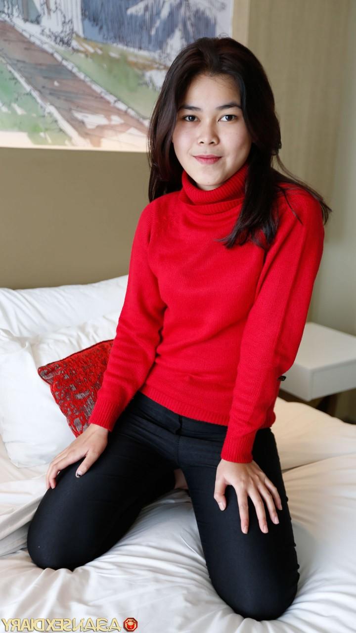 20P La beauté chinoise Melinda profite d'une baise missionnaire et en levrette avec un inconnu.