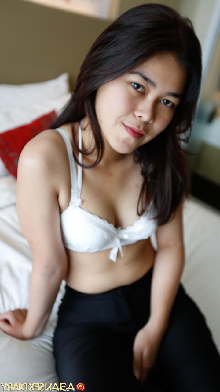 20P La beauté chinoise Melinda profite d'une baise missionnaire et en levrette avec un inconnu.