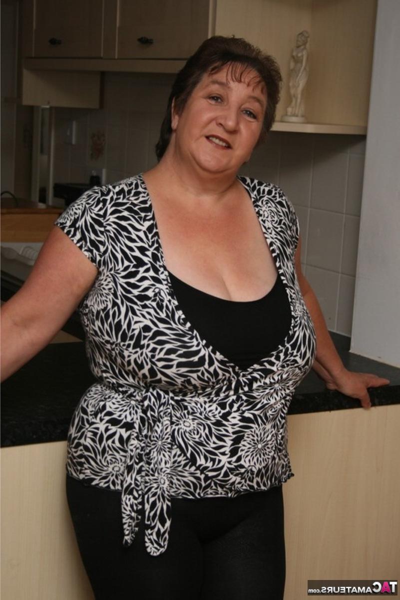 16P A gorda britânica Kinky Carol mostra seus peitos enormes no balcão da cozinha