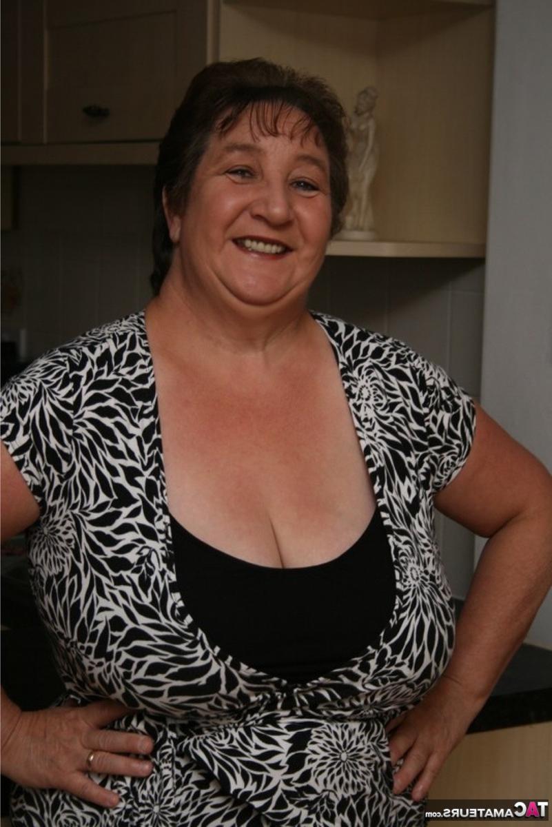 16P A gorda britânica Kinky Carol mostra seus peitos enormes no balcão da cozinha