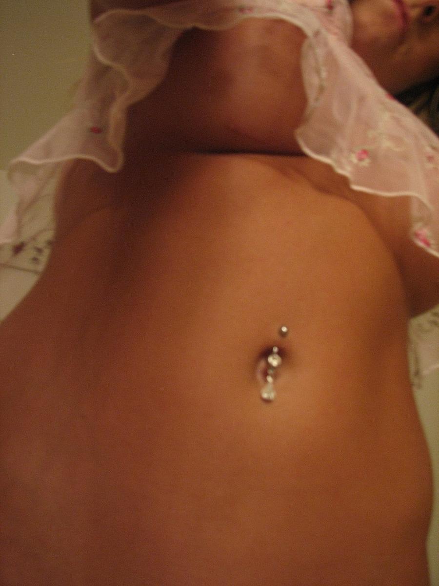 20P Gata empilhada mostra sua bunda grande e seus peitos deslumbrantes em lingerie sexy