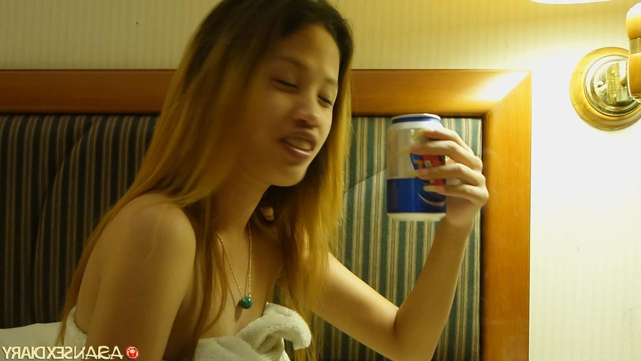 20P A pequena asiática Rosa termina uma noite com sexo hardcore POV