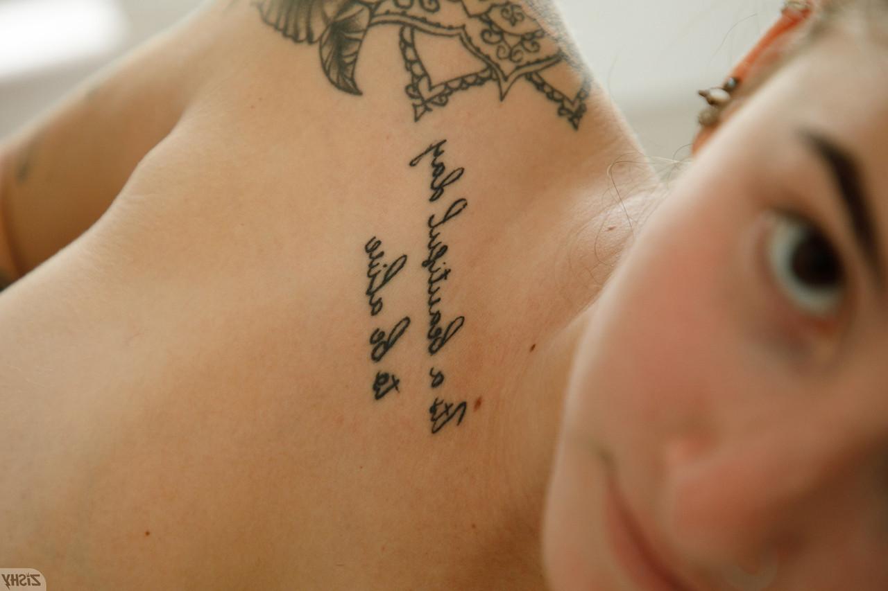 13P A linda Sasha Apex mostra seu corpo nu tatuado em seu quarto