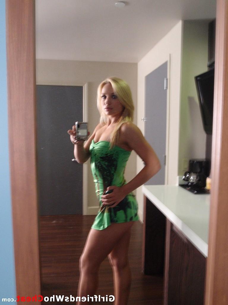 14P Amadora loira gostosa tira selfies de topless e abre as pernas para se masturbar