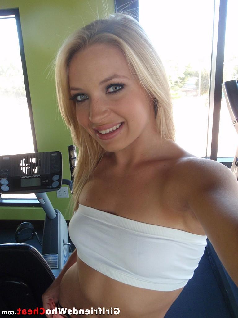 14P Amadora loira gostosa tira selfies de topless e abre as pernas para se masturbar