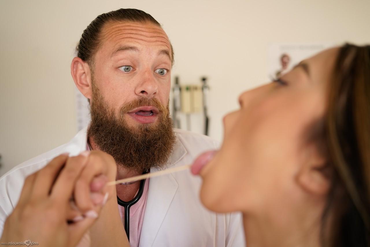 20P A namorada americana Alexia Anders mostra a um médico suas excelentes habilidades de BJ