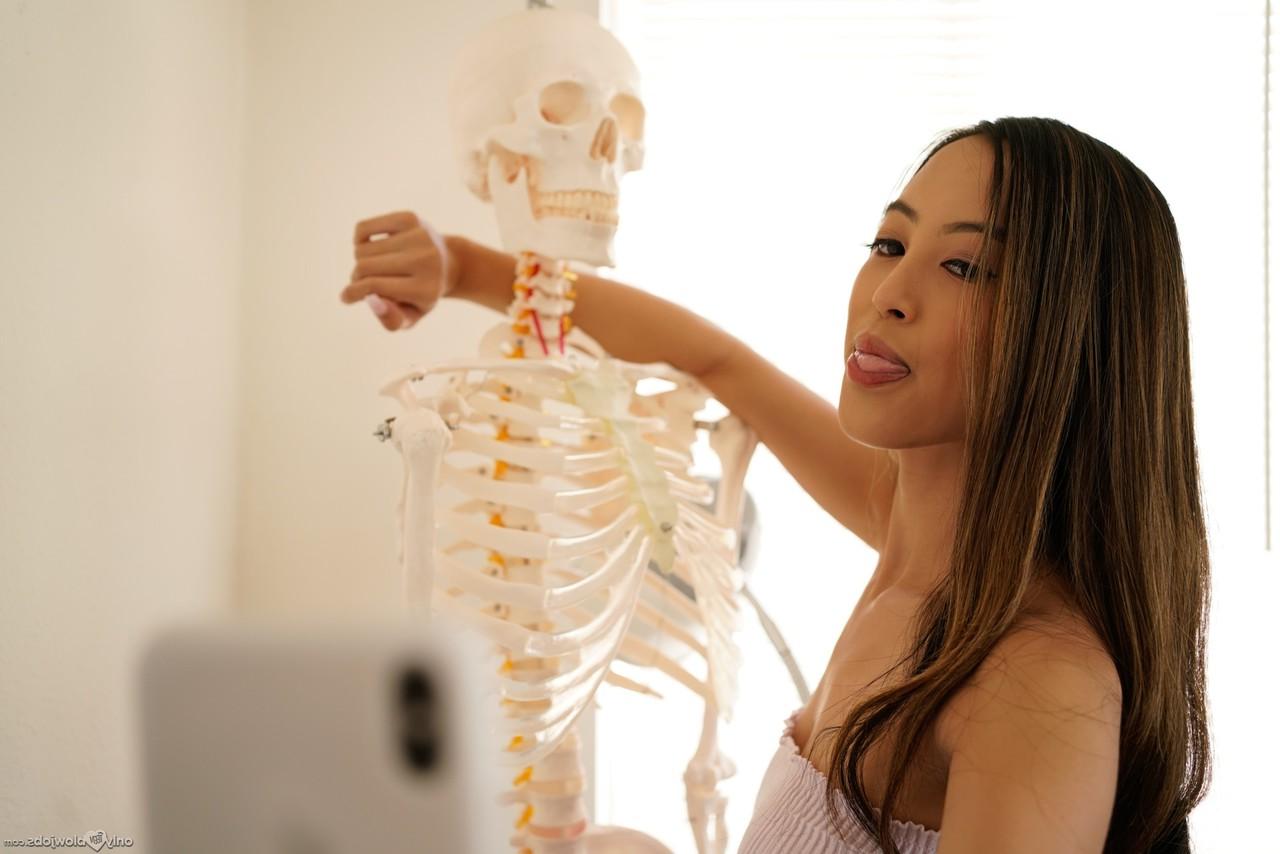 20P A namorada americana Alexia Anders mostra a um médico suas excelentes habilidades de BJ