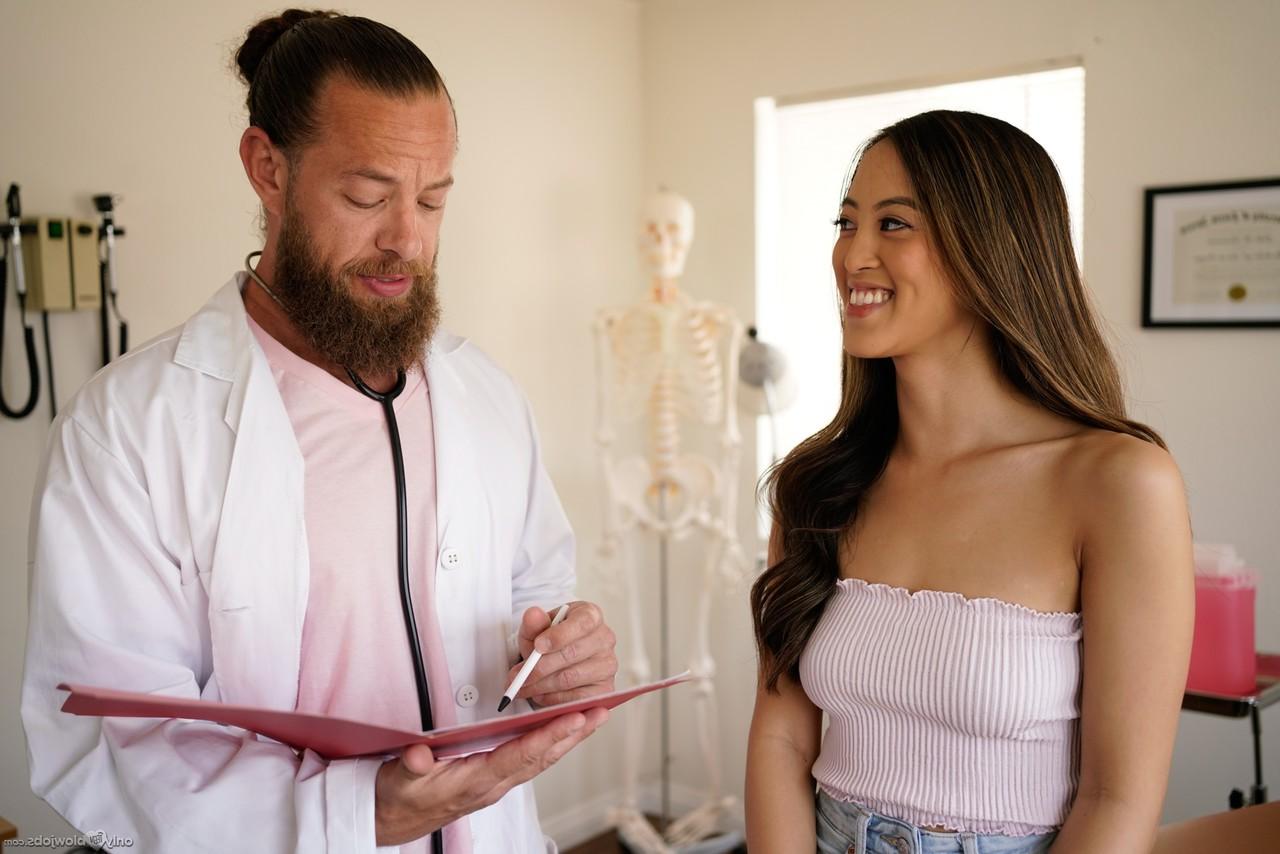 20P A namorada americana Alexia Anders mostra a um médico suas excelentes habilidades de BJ