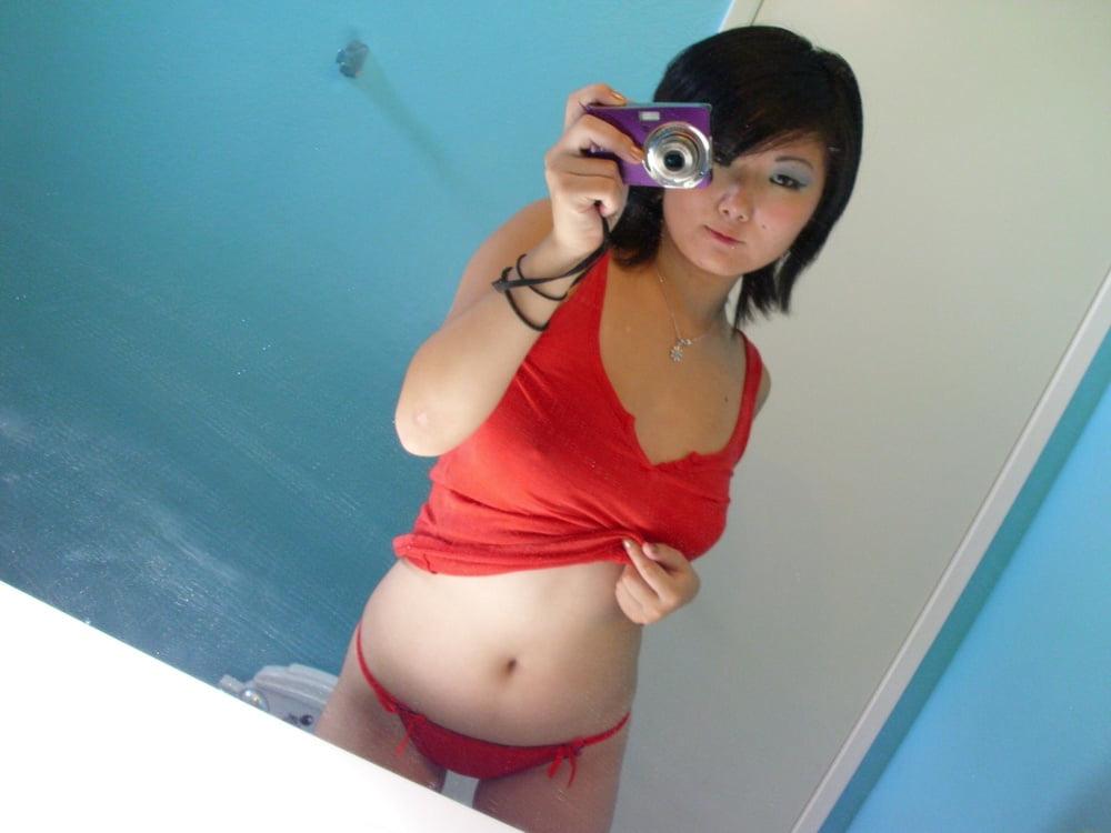 20P Une asiatique amateur aux gros seins prend des selfies sexy dans le miroir