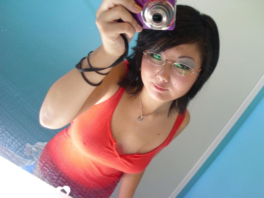 20P Une asiatique amateur aux gros seins prend des selfies sexy dans le miroir