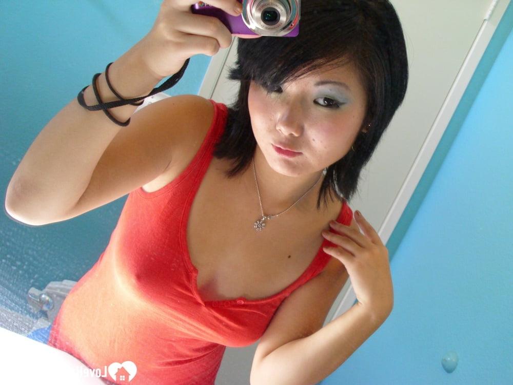 20P Une asiatique amateur aux gros seins prend des selfies sexy dans le miroir
