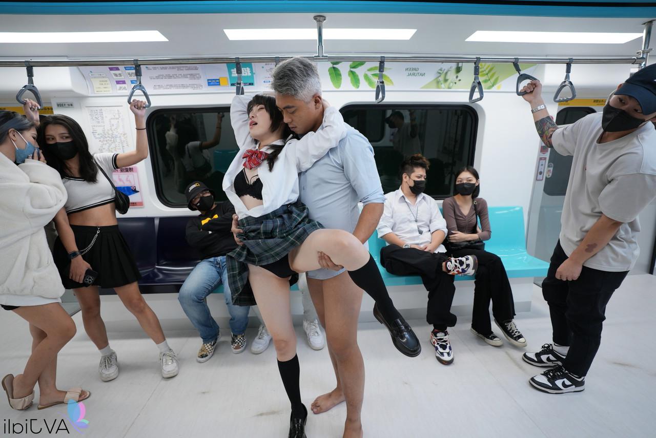 15P A estudante japonesa Yuli é agredida em um sistema de transporte público