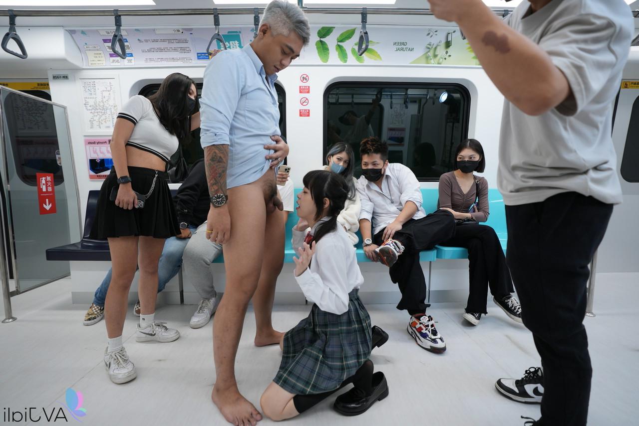 15P A estudante japonesa Yuli é agredida em um sistema de transporte público