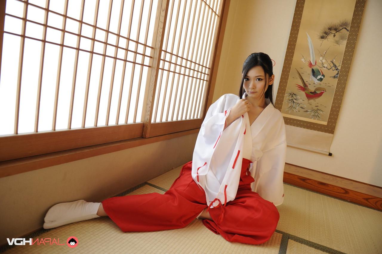 15P Die japanische Schönheit Ako Nishino befreit ihre Titten und ihre Muschi von der traditionellen Kleidung