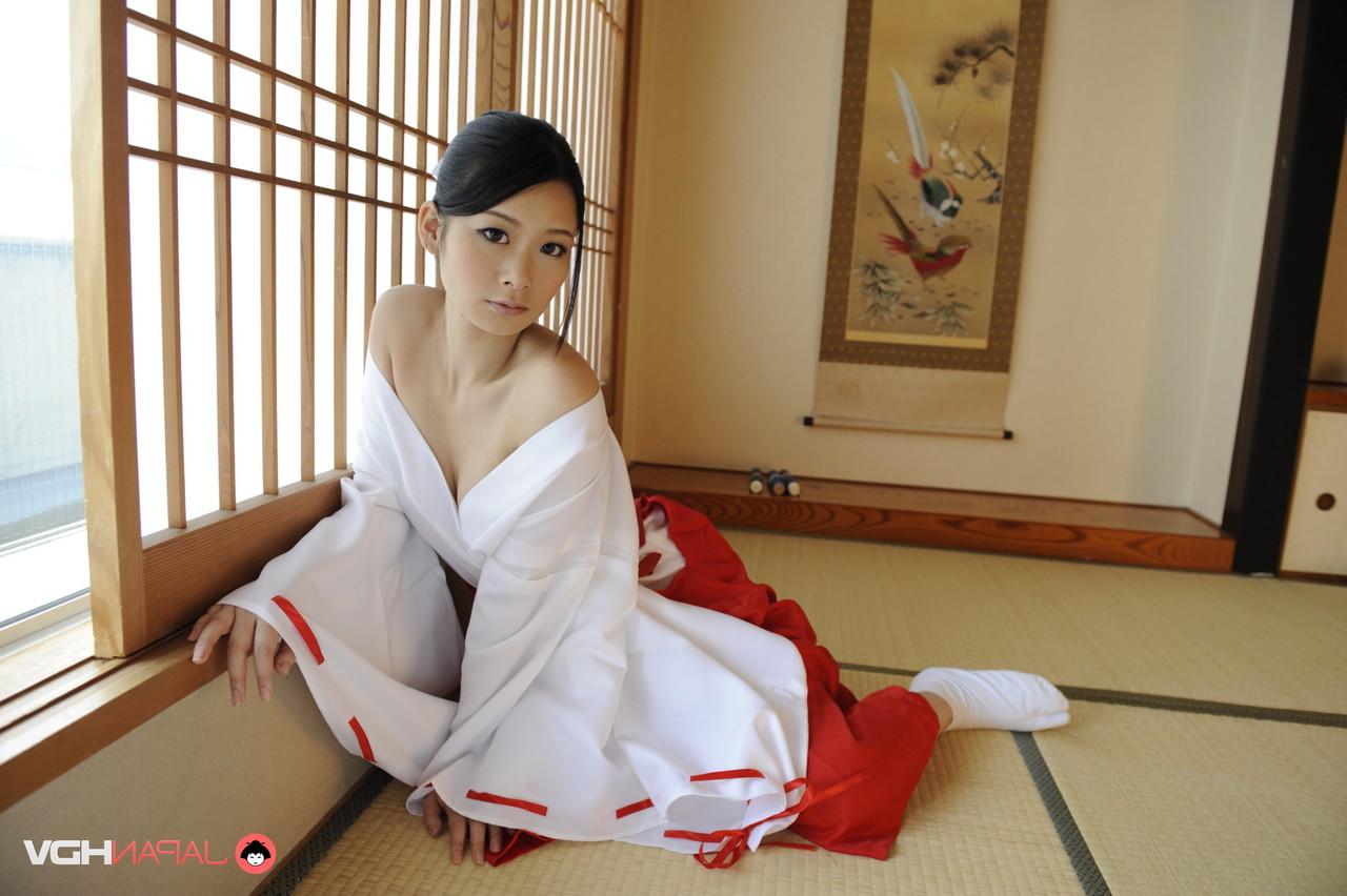 15P Die japanische Schönheit Ako Nishino befreit ihre Titten und ihre Muschi von der traditionellen Kleidung