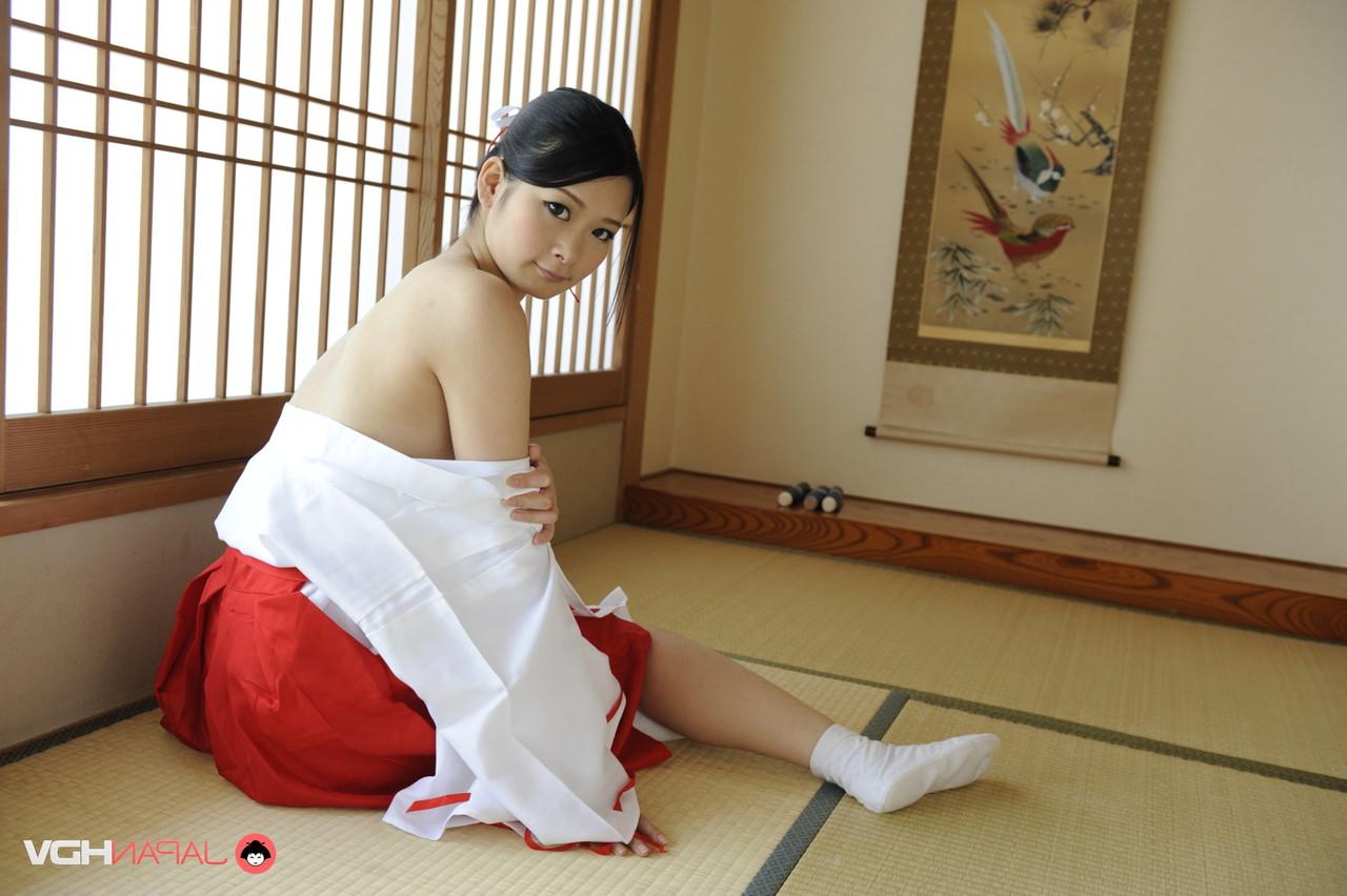 15P Die japanische Schönheit Ako Nishino befreit ihre Titten und ihre Muschi von der traditionellen Kleidung