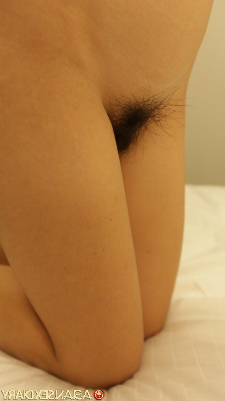 20P 小柄なアジア人美女アランがハメ撮りセックスする前に素晴らしい茂みを見せる