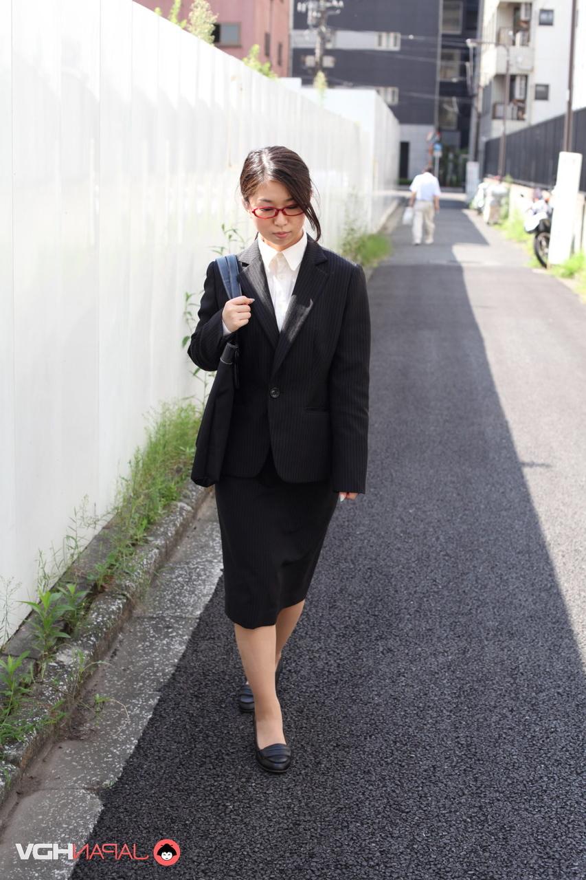 20P A empresária japonesa Yuka Tsubasa dá um intenso footjob e handjob