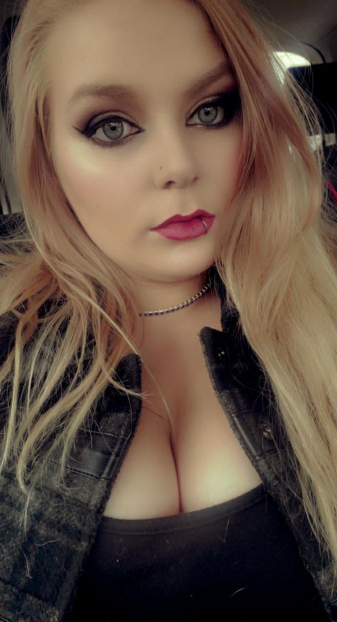 20P Nena amateur pervertida se burla de su escote en su compilación en solitario