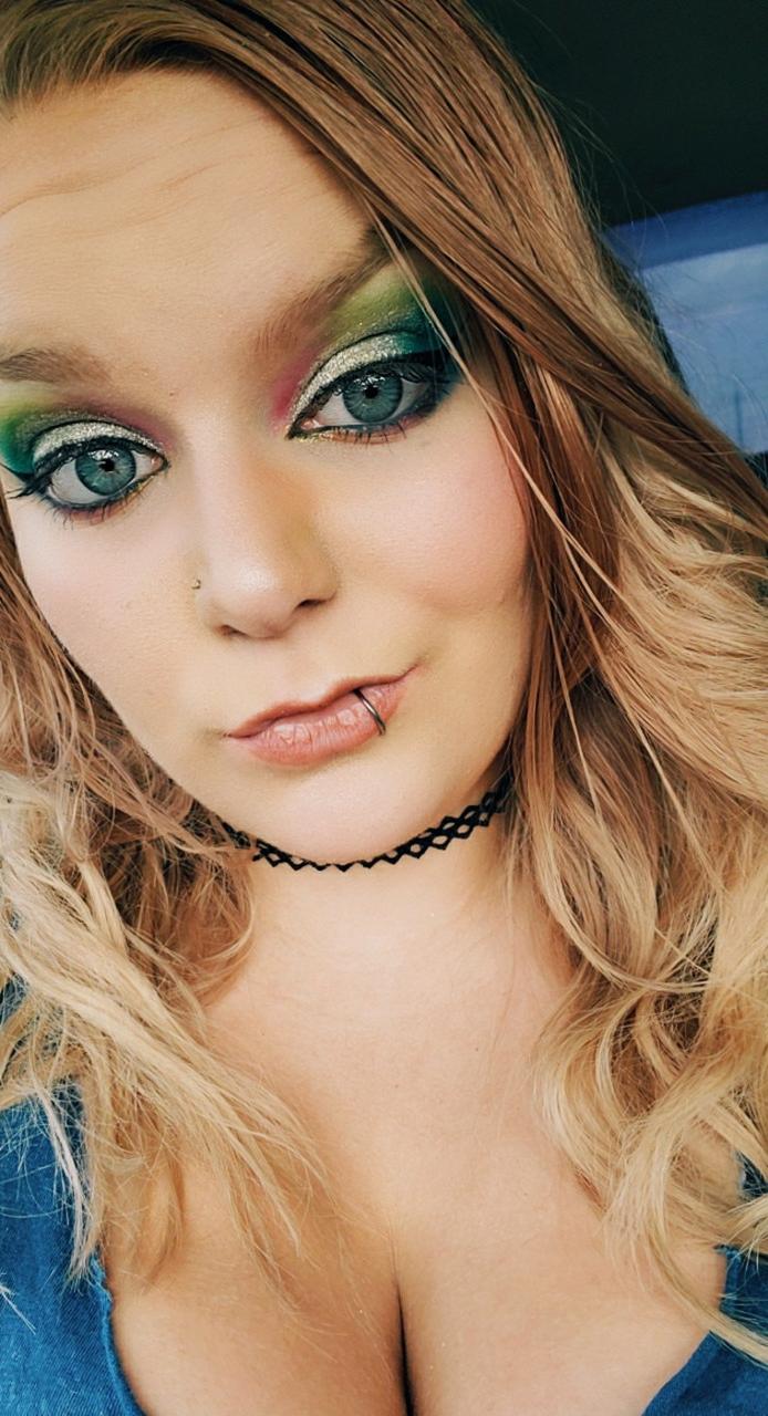 20P Nena amateur pervertida se burla de su escote en su compilación en solitario