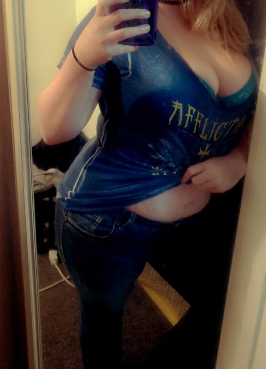 20P Nena amateur pervertida se burla de su escote en su compilación en solitario