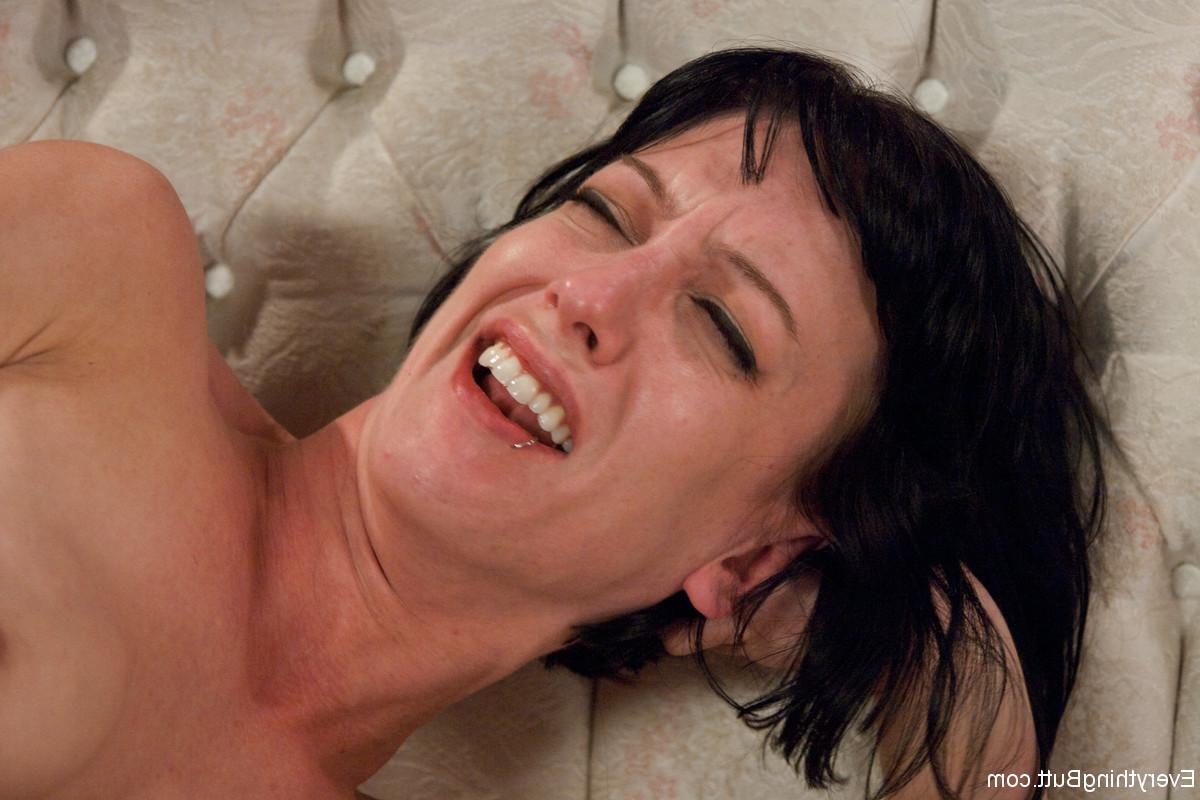20P Lesbian MILFs Elise Graves & Amber Rayne having a wild lezdom anal session