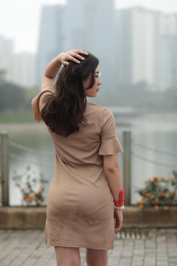 20P La glamorosa asiática con gafas elena posa con su vestido sexy en público