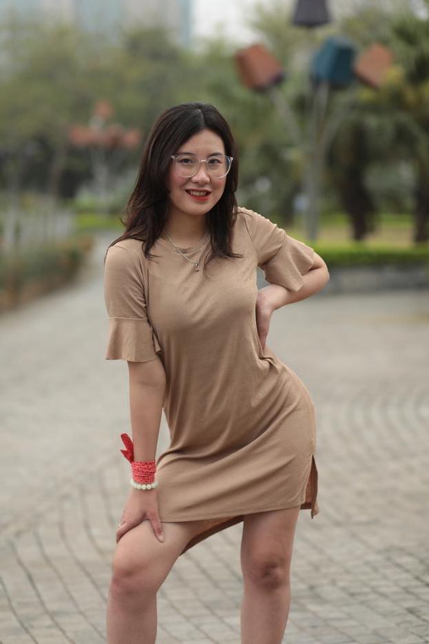 20P La glamorosa asiática con gafas elena posa con su vestido sexy en público