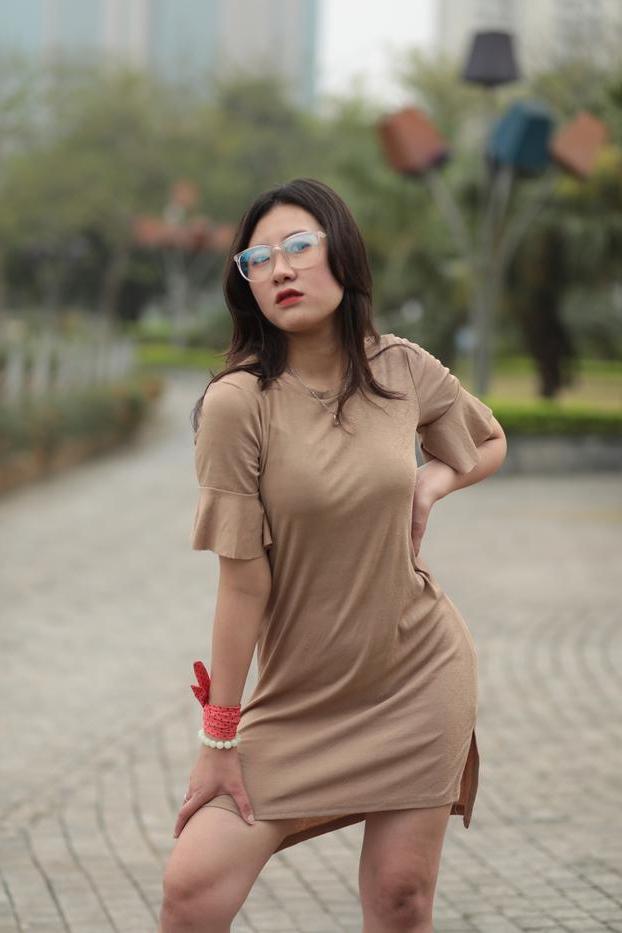 20P La glamorosa asiática con gafas elena posa con su vestido sexy en público