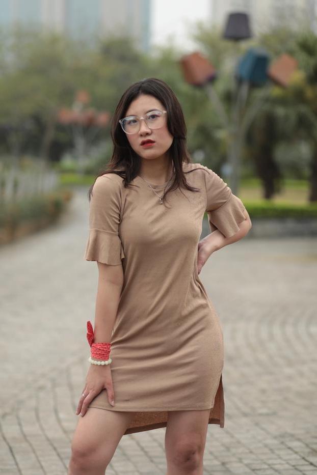 20P La glamorosa asiática con gafas elena posa con su vestido sexy en público
