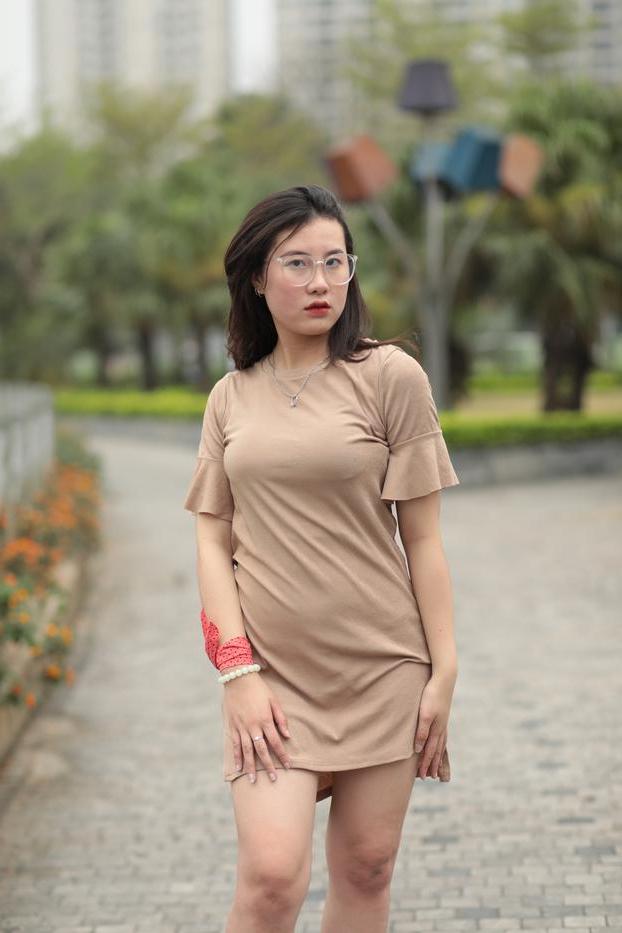 20P La glamorosa asiática con gafas elena posa con su vestido sexy en público