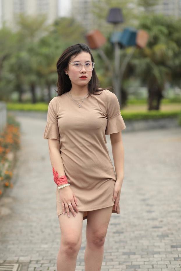 20P La glamorosa asiática con gafas elena posa con su vestido sexy en público