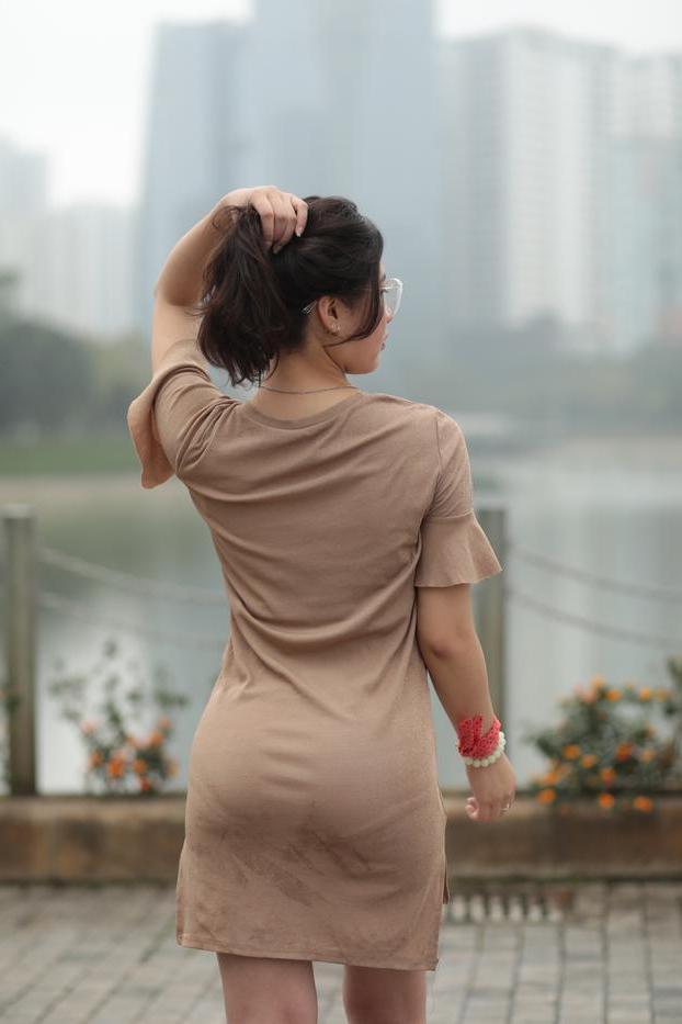 20P La glamorosa asiática con gafas elena posa con su vestido sexy en público