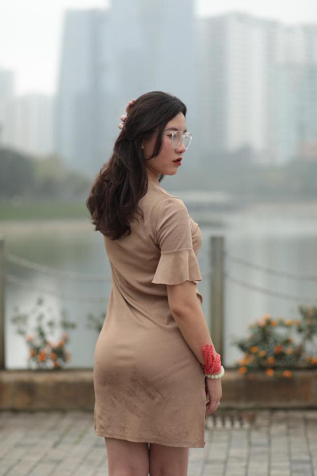 20P La glamorosa asiática con gafas elena posa con su vestido sexy en público