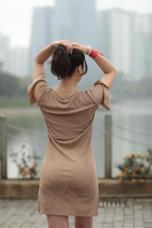 20P La glamorosa asiática con gafas elena posa con su vestido sexy en público