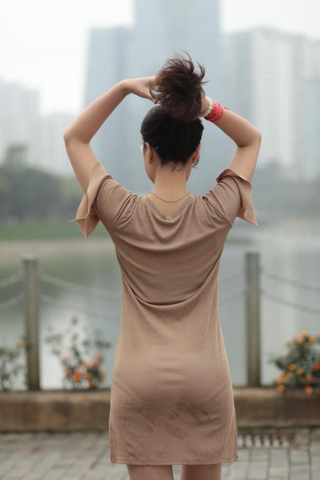 20P La glamorosa asiática con gafas elena posa con su vestido sexy en público