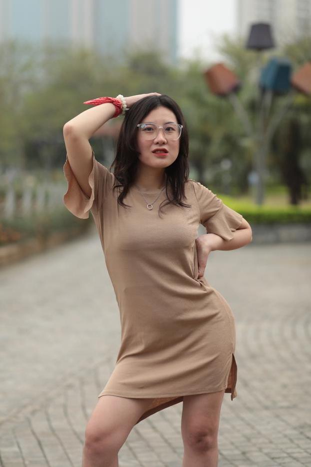 20P La glamorosa asiática con gafas elena posa con su vestido sexy en público