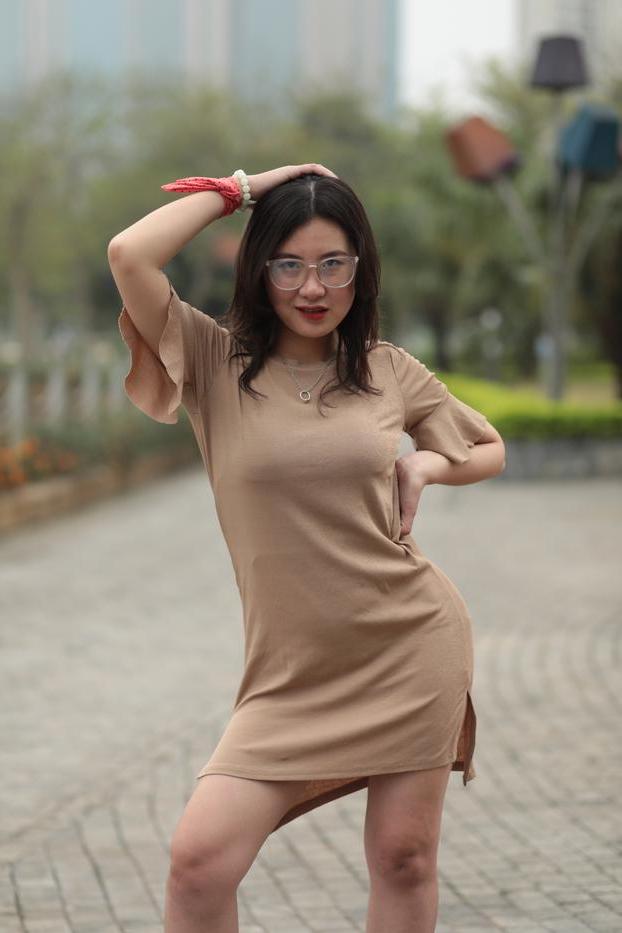 20P La glamorosa asiática con gafas elena posa con su vestido sexy en público
