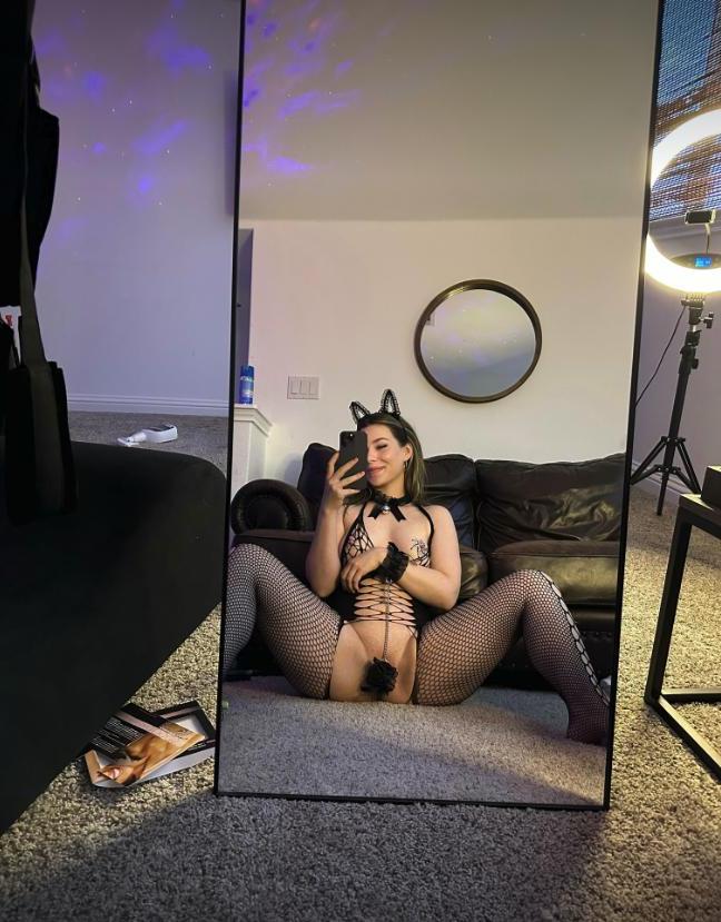 15P La transexual Rae Rockhold de Onlyfans posa en lencería sexy en solitario