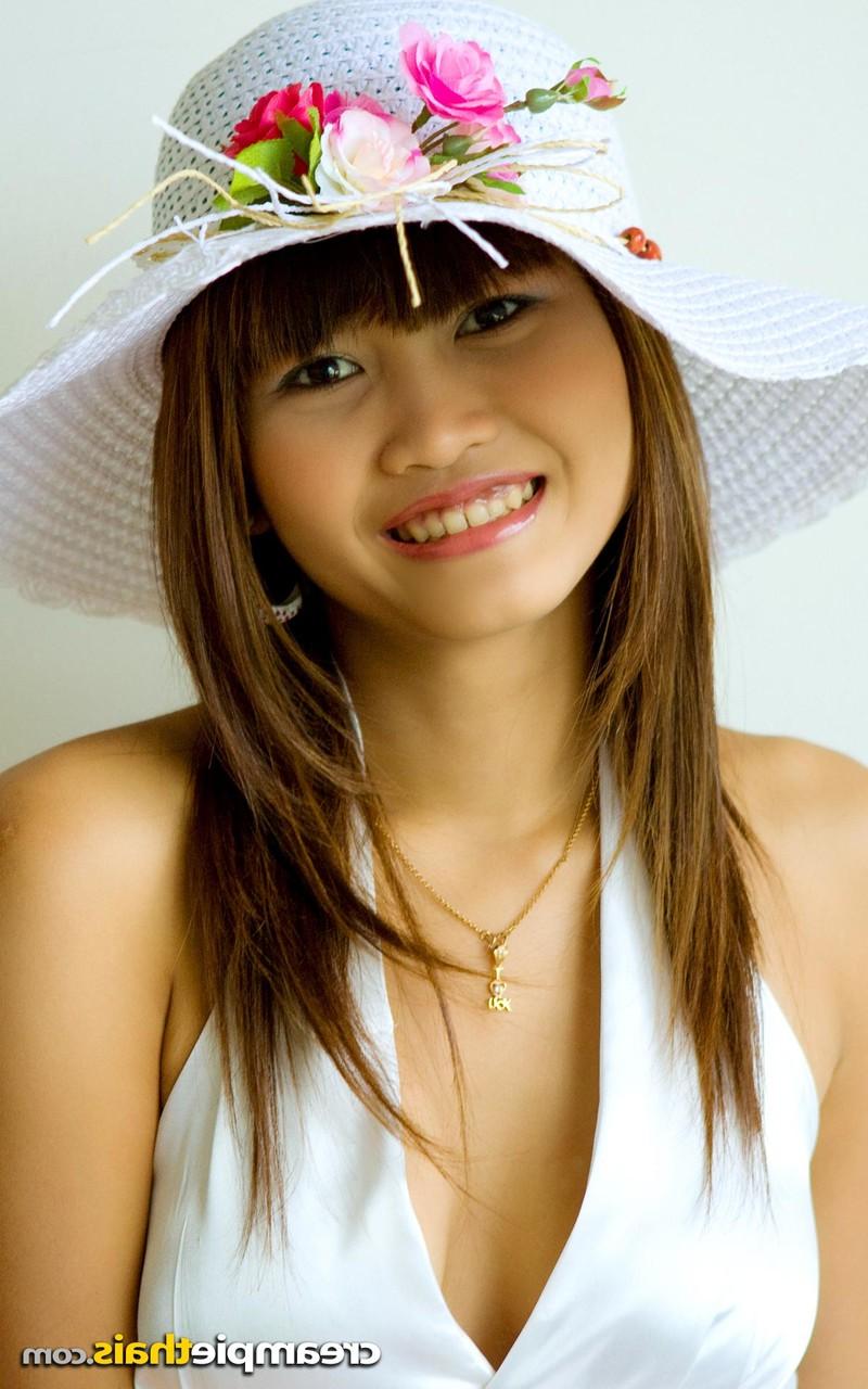 20P La jolie asiatique Yaya montre ses petits seins avec des tétons gonflés et sa chatte rasée.