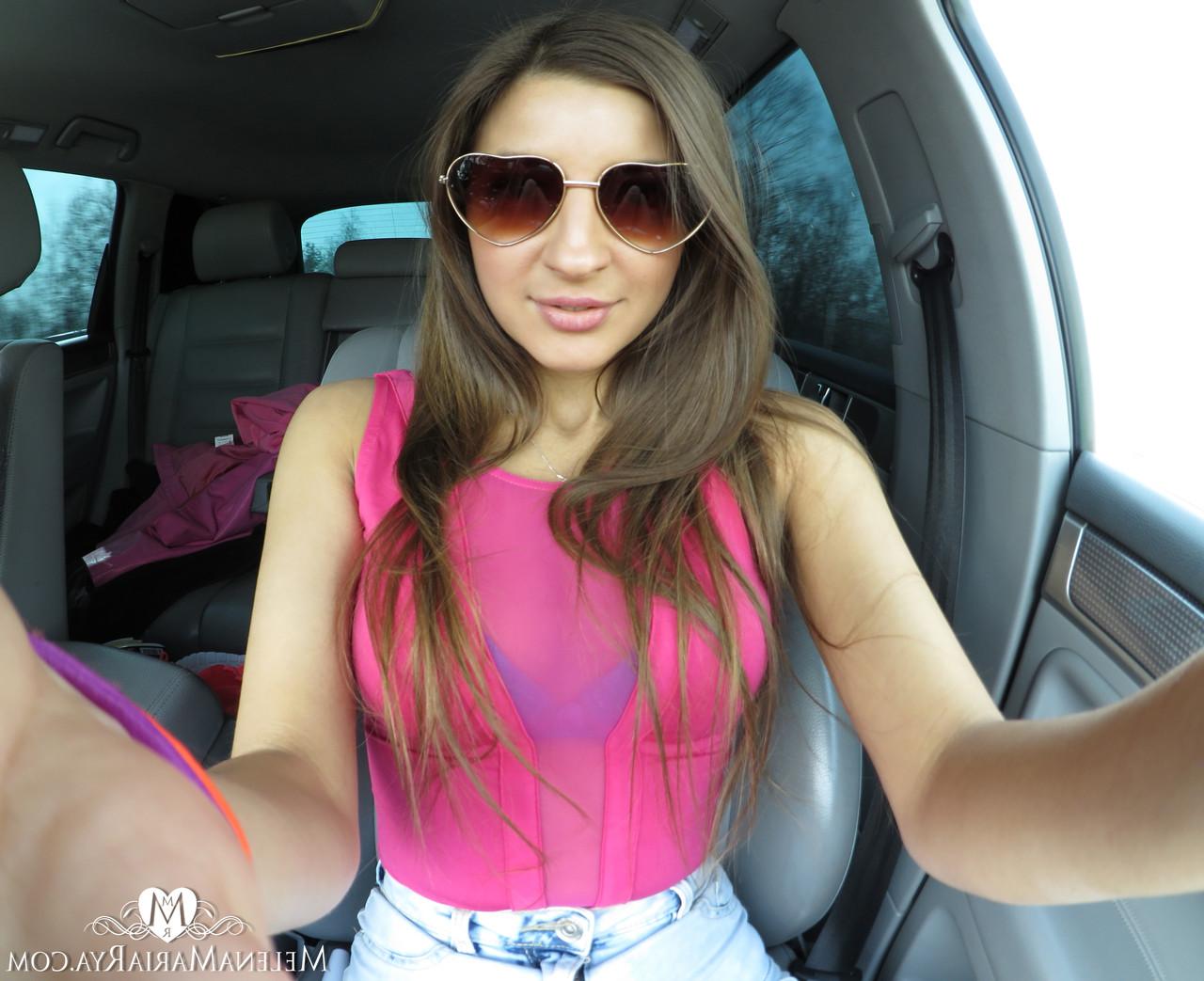 15P Das wunderbare Amateur-Babe Melena Tara enthüllt beim Autofahren ihre großen Titten und ihre Muschi