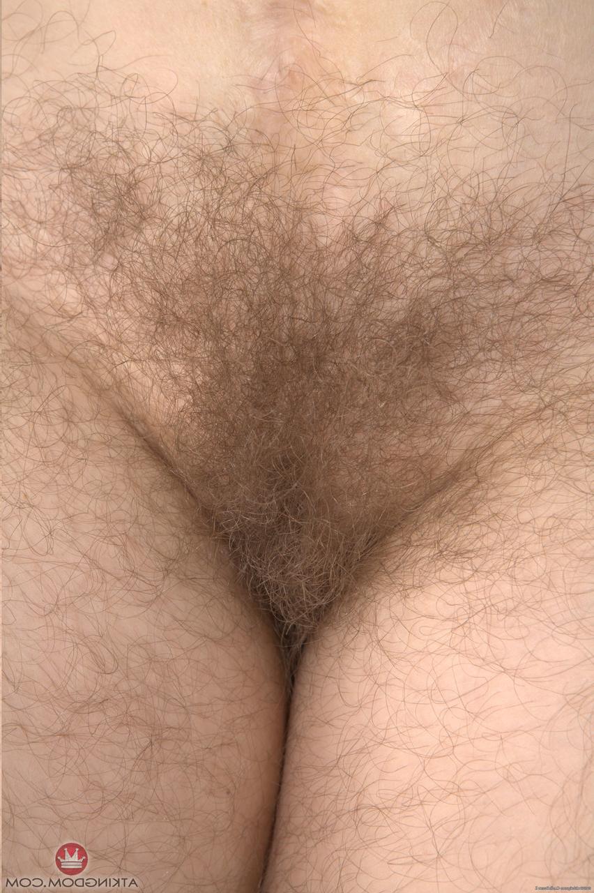 20P Sexy MILF Olga se espalha e toca sua buceta peluda de perto em sua cama