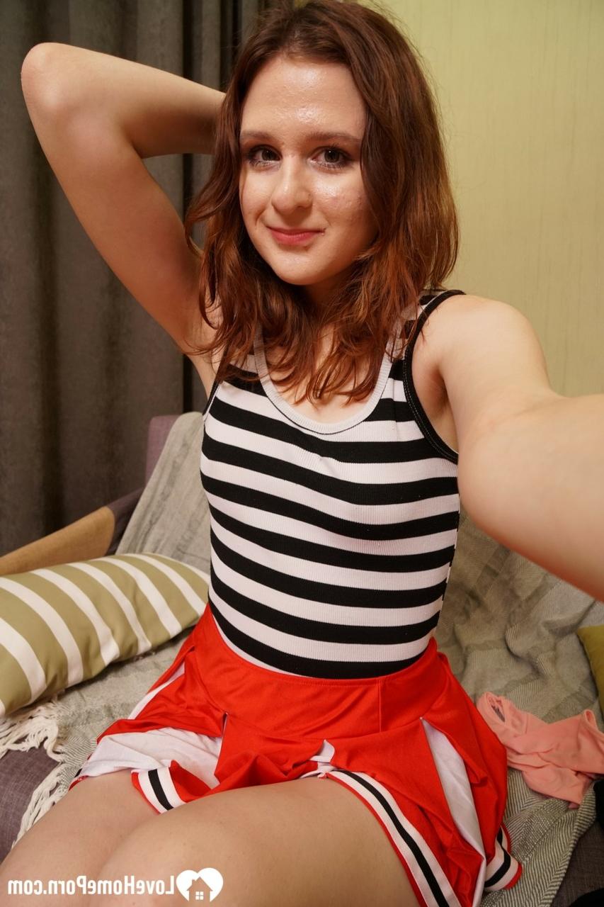 20P Cutie ruiva amadora acaricia seus lindos peitos e posa em um solo