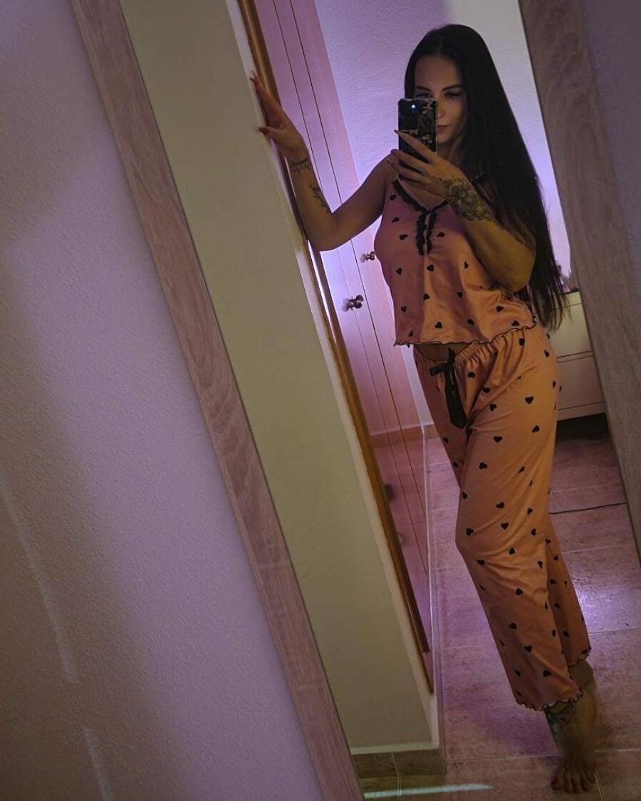 11P Das dunkelhaarige Luder Lola Candy posiert in ihrer Zusammenstellung in ihren Dessous